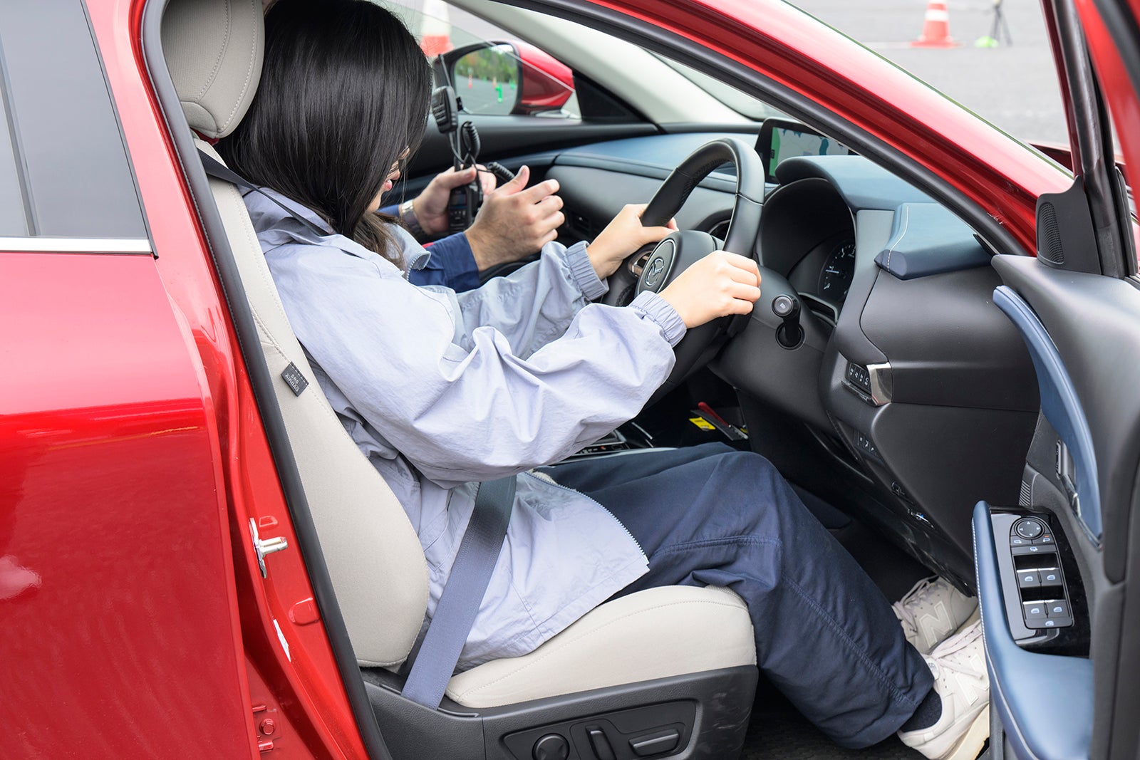 インストラクターから急ブレーキのレクチャーを受けている様子