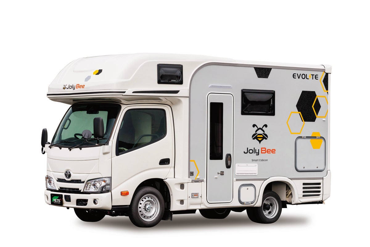 キャンピングカー全体の切り抜き写真