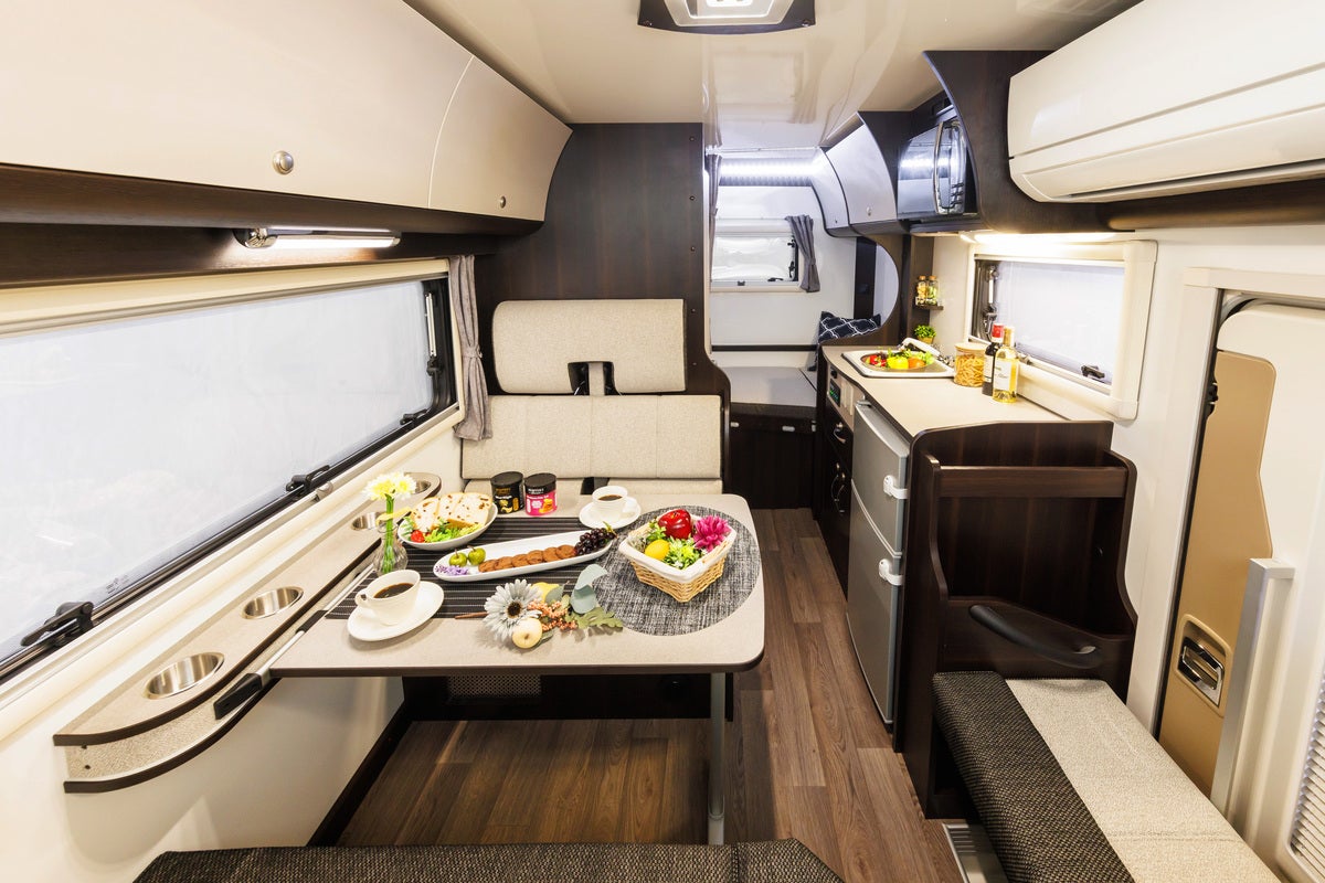 キャンピングカー室内のリビング全景