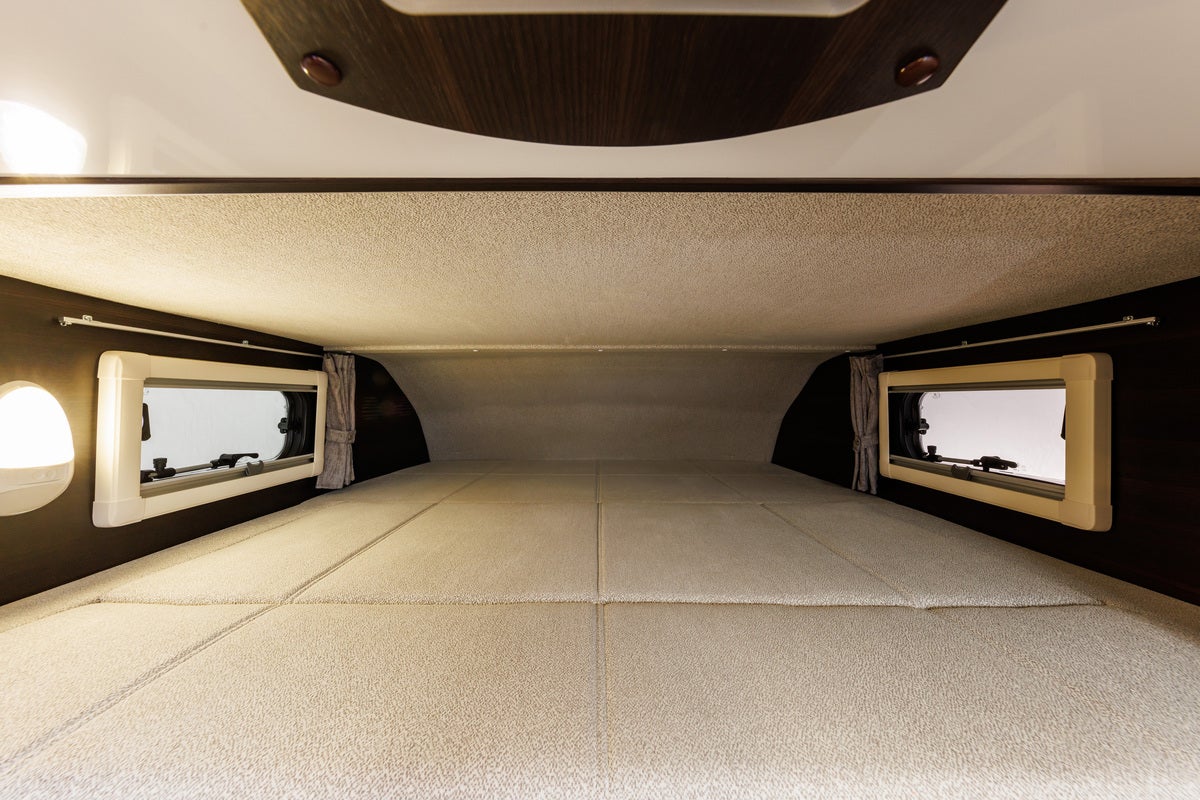 キャンピングカーのバンクベッド写真