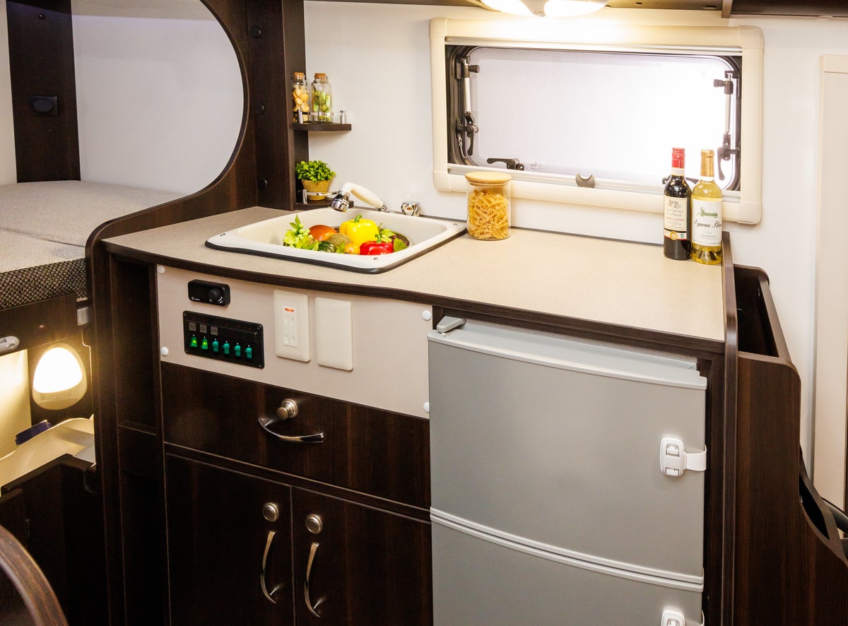 キャンピングカー車内のキッチンスペース