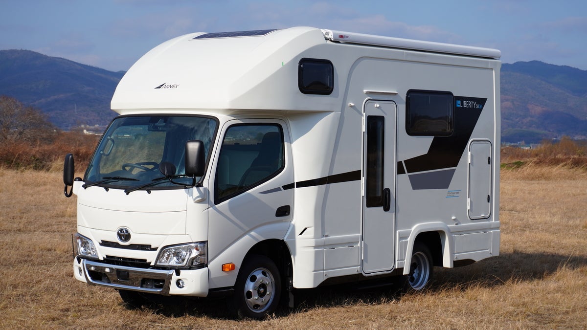 野原で撮影したキャンピングカーの全景写真