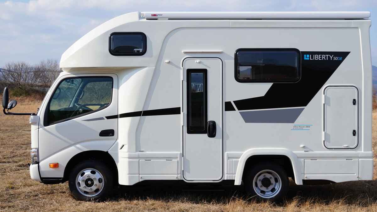 キャンピングカーの真横全体の写真