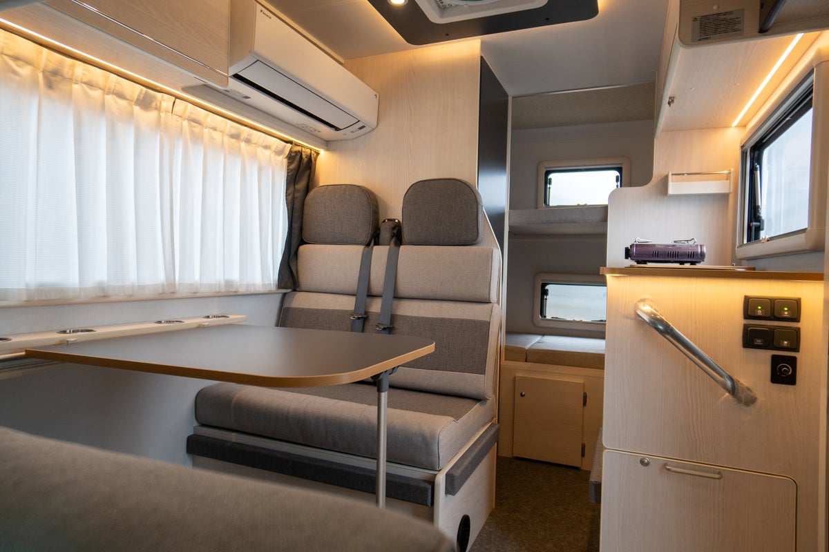 キャンピングカーのリビング部全景写真