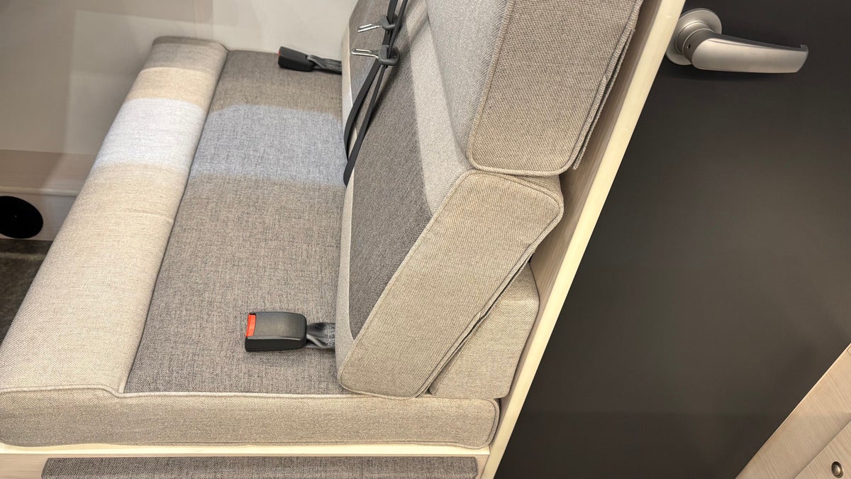 キャンピングカーのリビング部、シートを真横から撮影