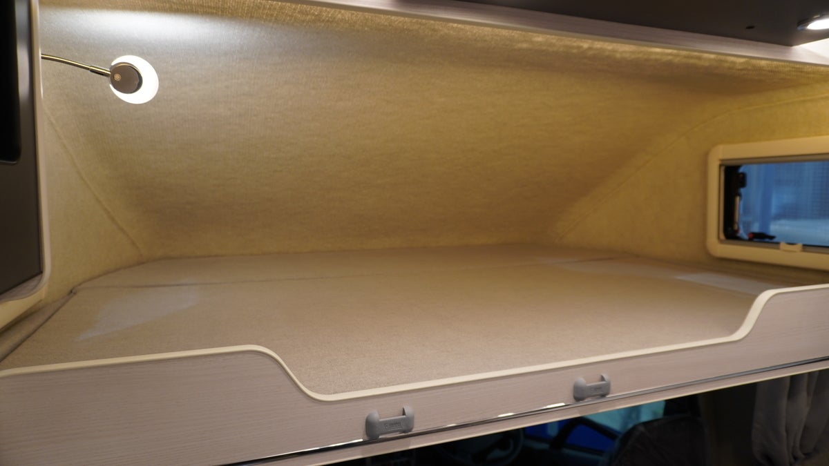 キャンピングカーのバンクベッドの写真