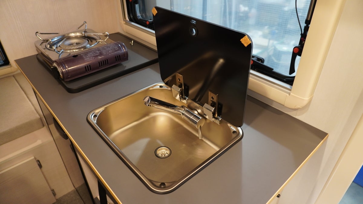 キャンピングカーのキッチンスペース写真