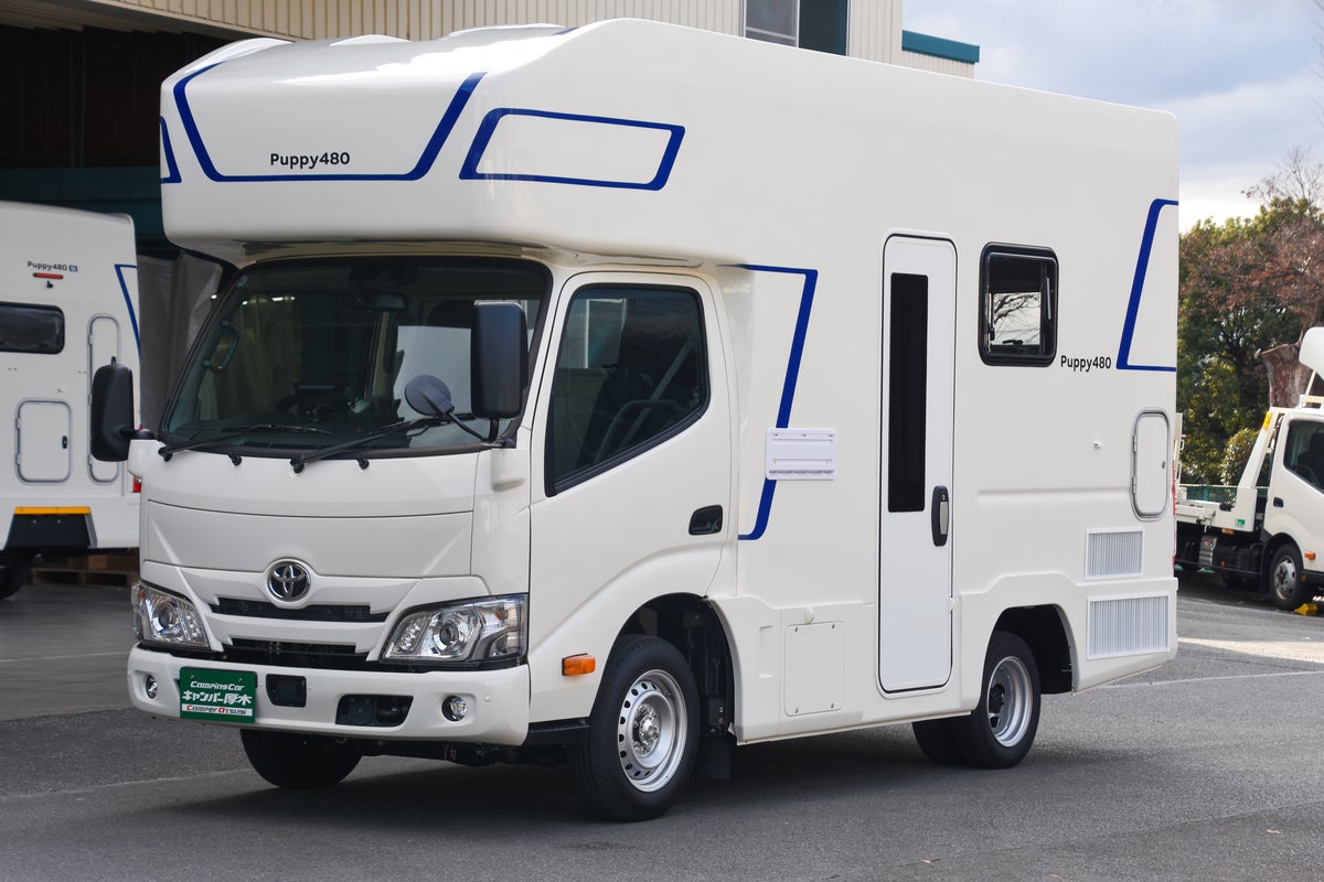 駐車場で撮影したキャンピングカーの全景