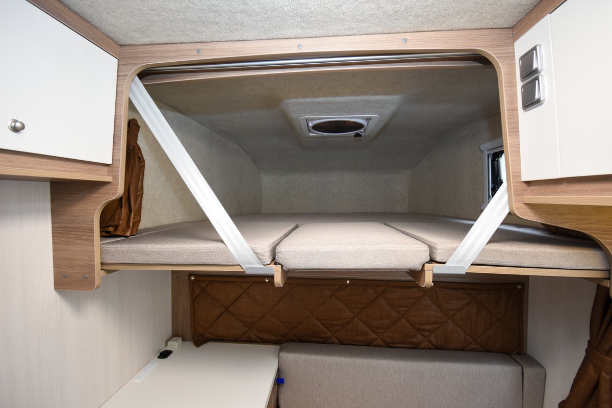 キャンピングカーのバンクベッド写真