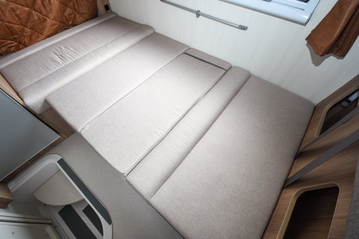 キャンピングカーのリビングベッド展開写真