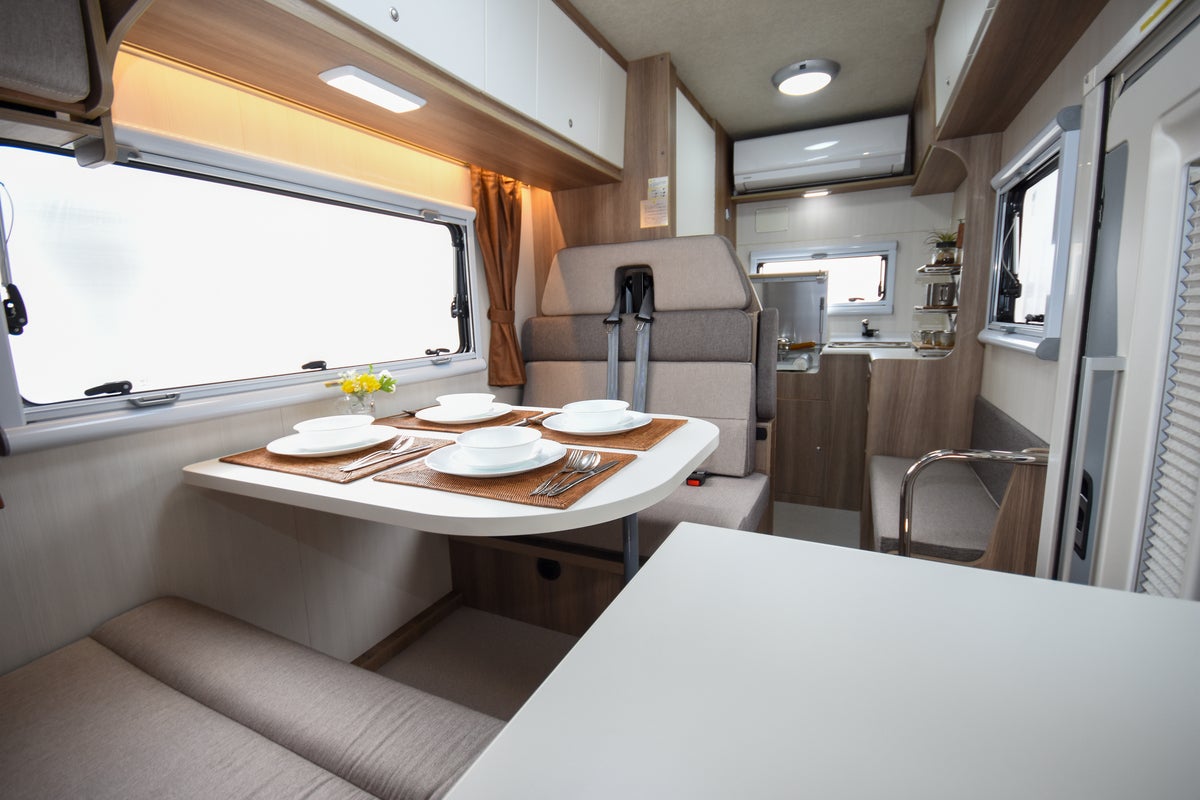 キャンピングカーのリビング全景
