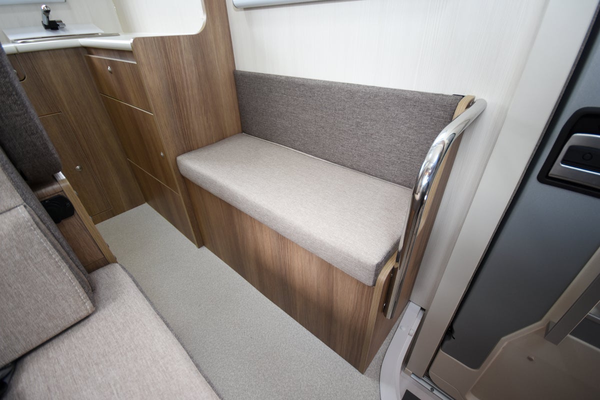 キャンピングカーの横向きシート
