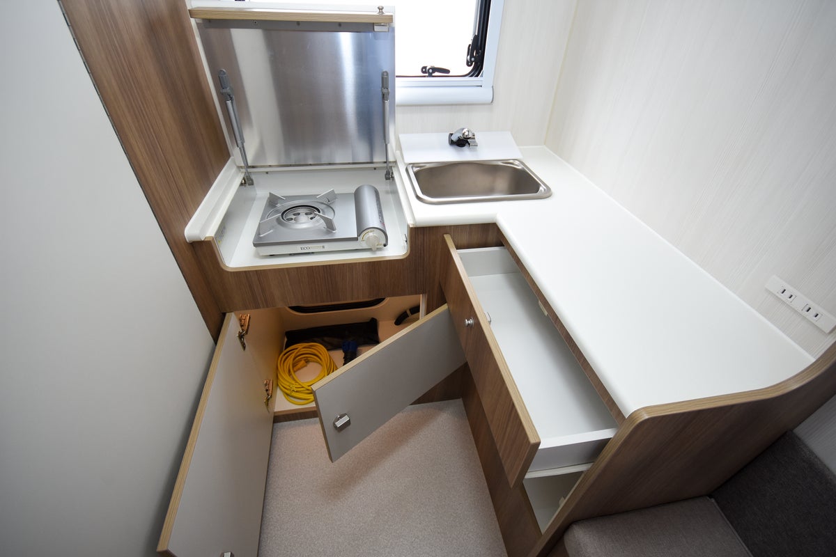キャンピングカーのキッチンスペース