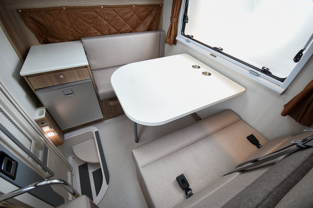 キャンピングカーのリビングスペース全景