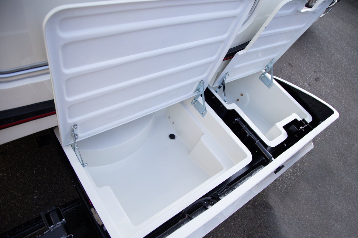 キャンピングカーのリアバンパー部に設けられた収納庫を引き出した写真