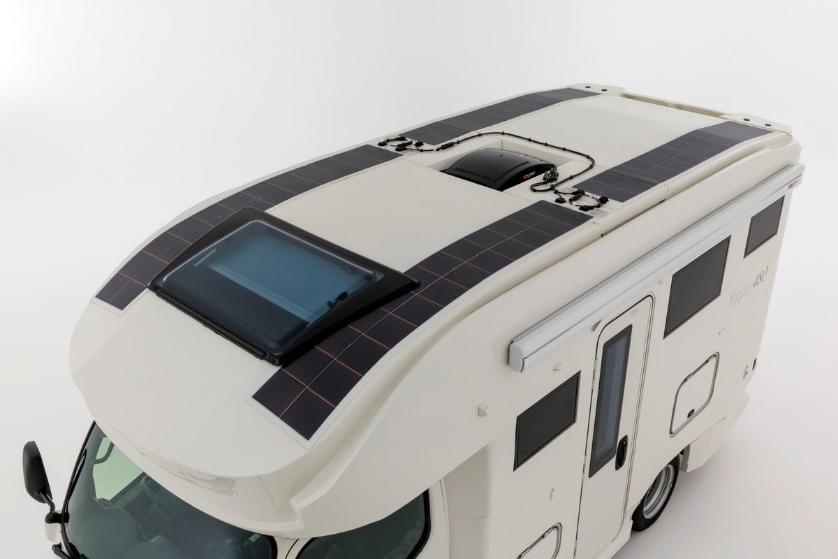 キャンピングカーの屋根全体を中心とした写真