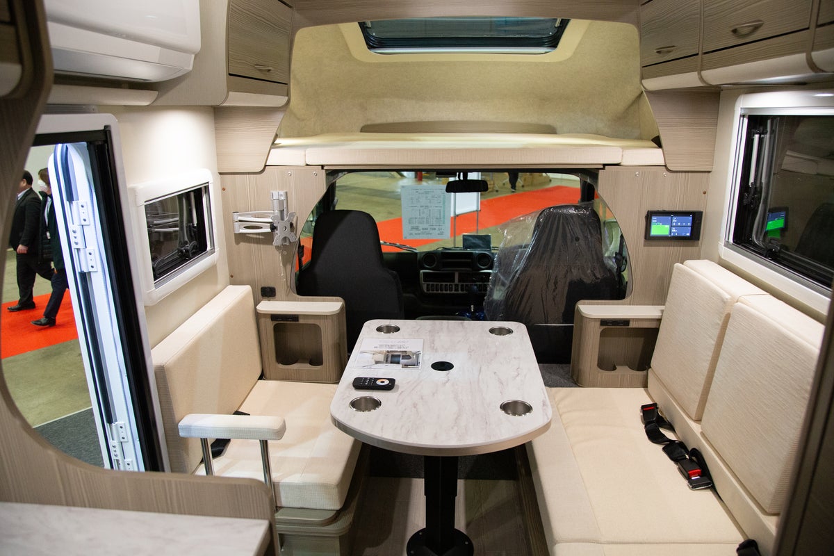 キャンピングカーのリビング全景写真