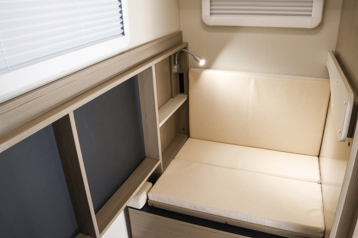 キャンピングカーのリビングのシート中心写真