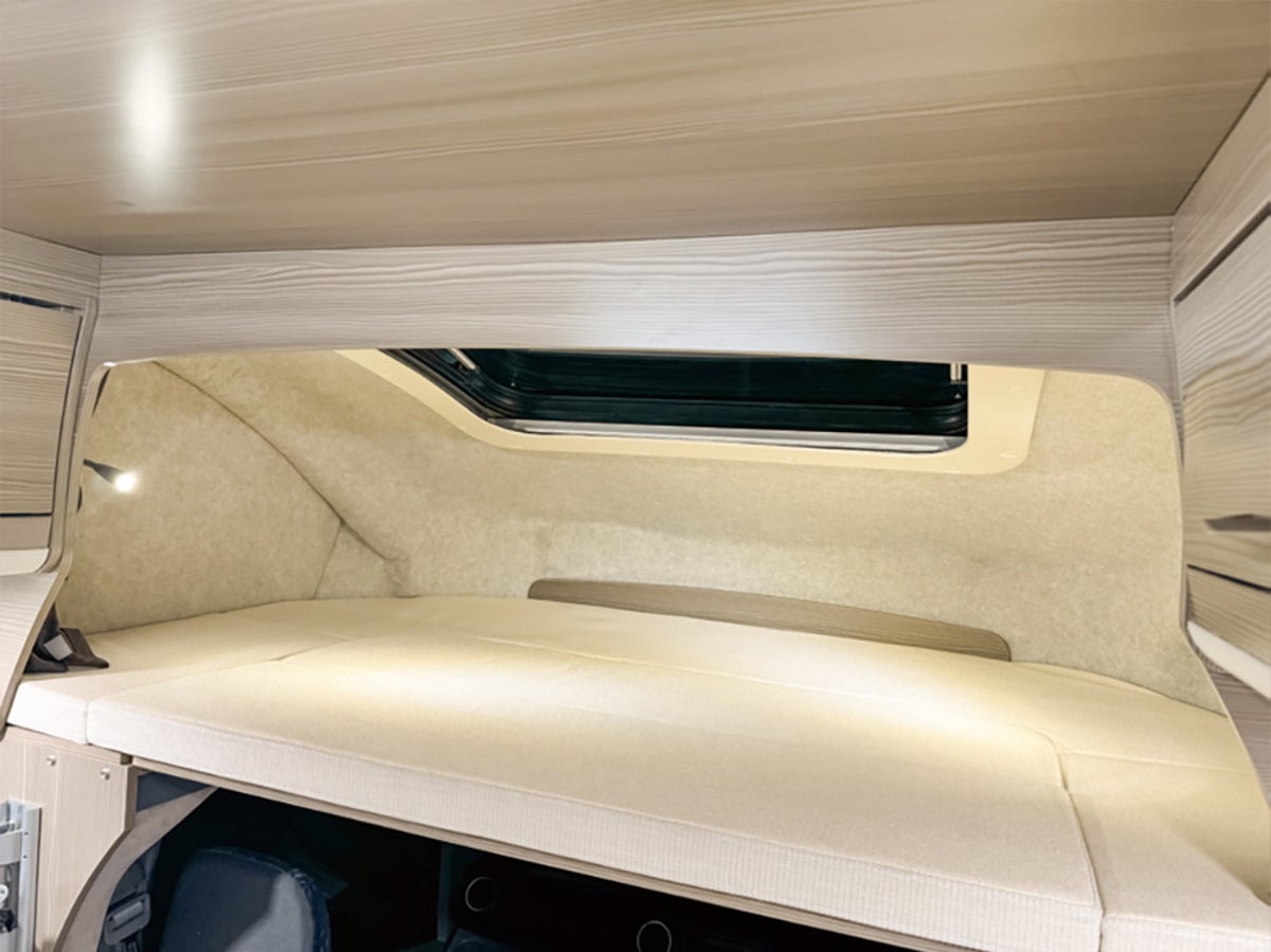 キャンピングカーのバンクベッド部写真