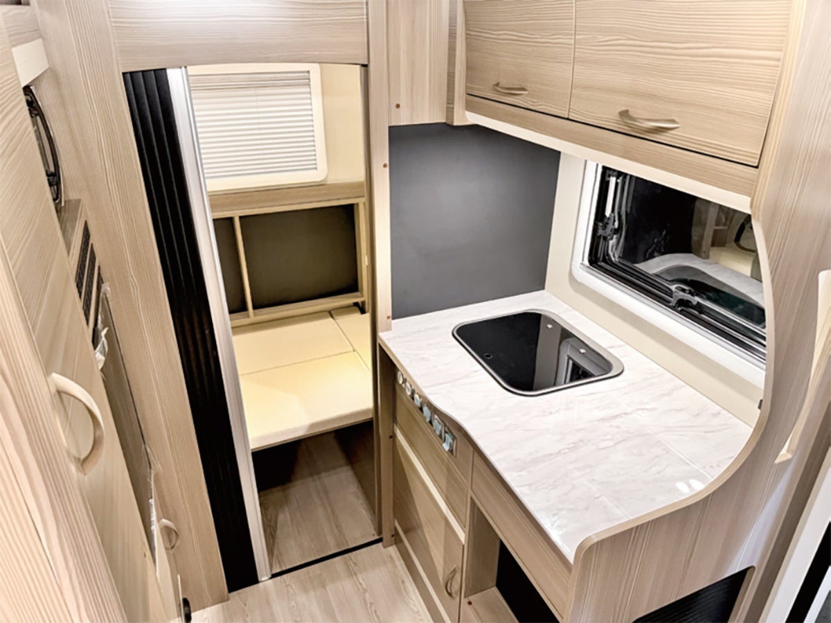 キャンピングカーのキッチンスペース写真