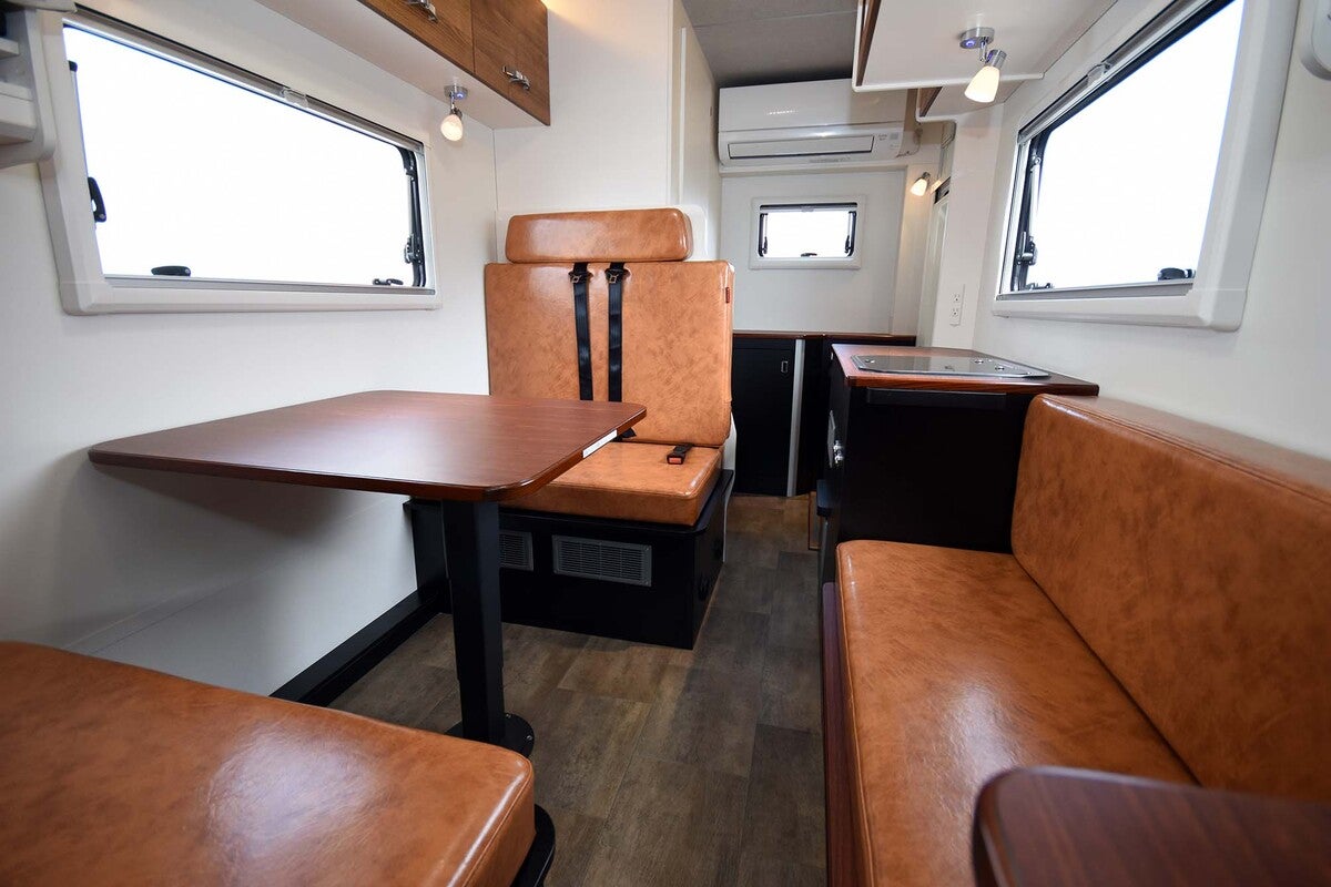 キャンピングカーのリビング部全景