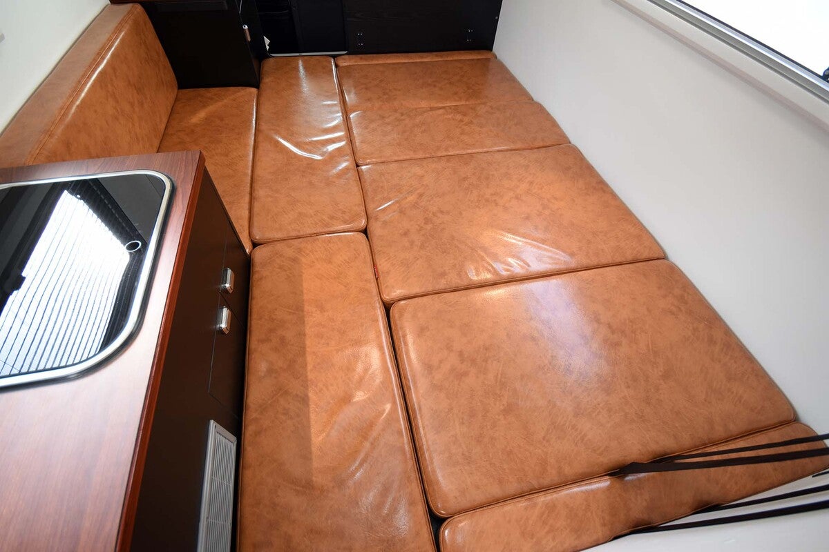 キャンピングカーのダイニングベッドを展開した写真