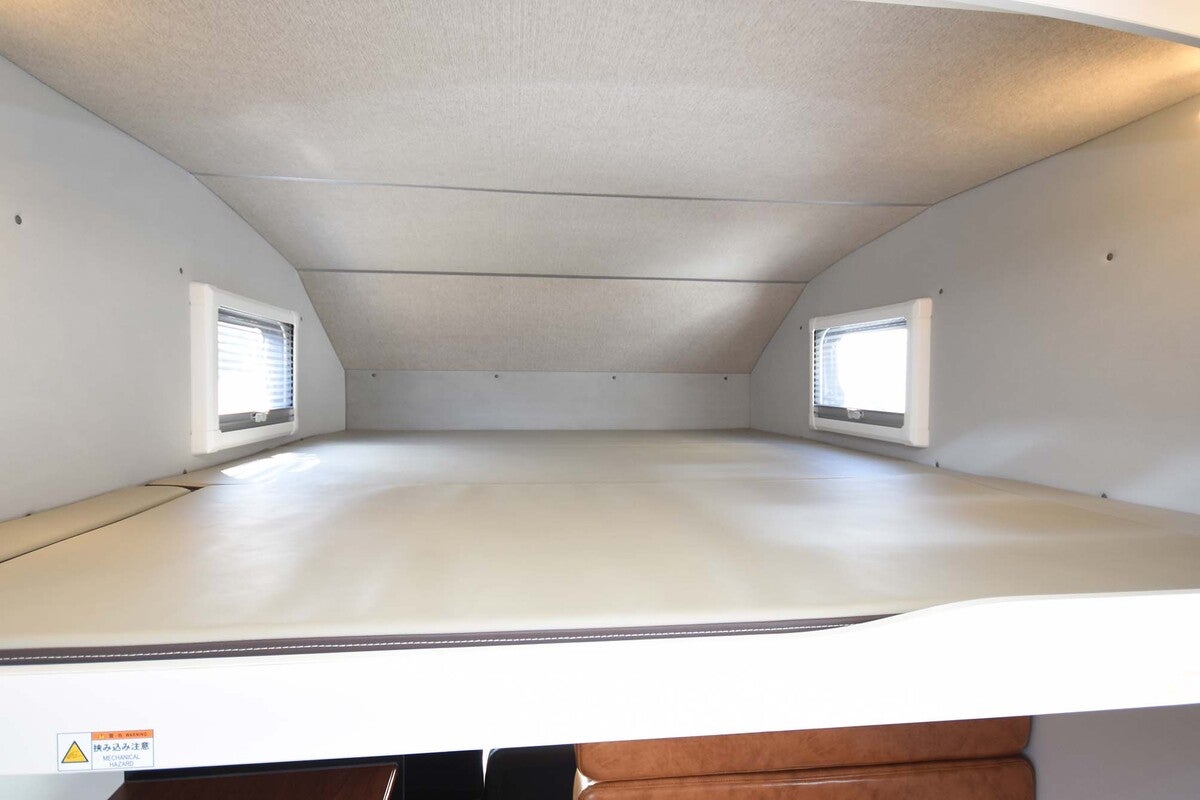 キャンピングカーのバンクベッド写真