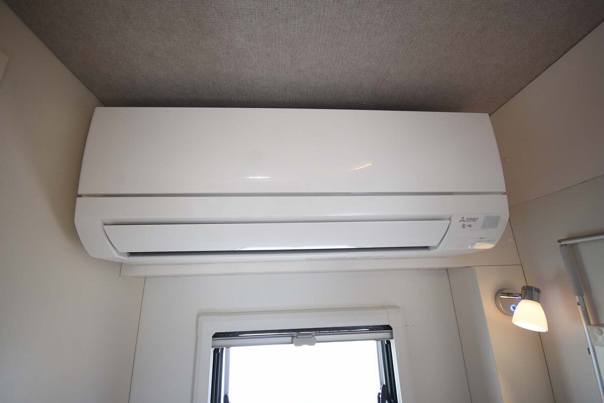 キャンピングカーに装備されたエアコンの写真