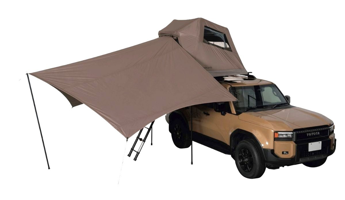 クルマにセットしたルーフトプテントと付属のタープ