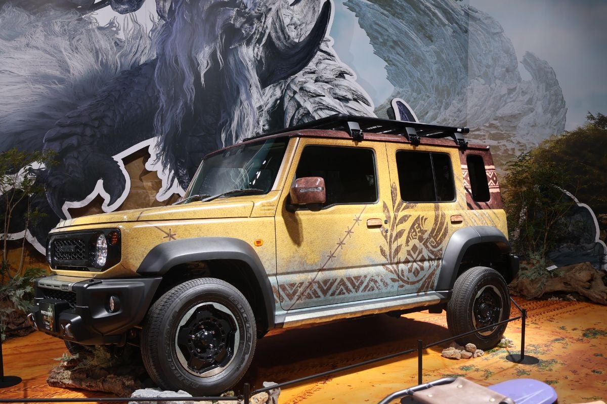 ジムニーノマドをベースにした「JIMNY NOMADE MONSTER HUNTER WILD Edition」は、「モンスターハンター」の世界観を表現したカラーリングと外装