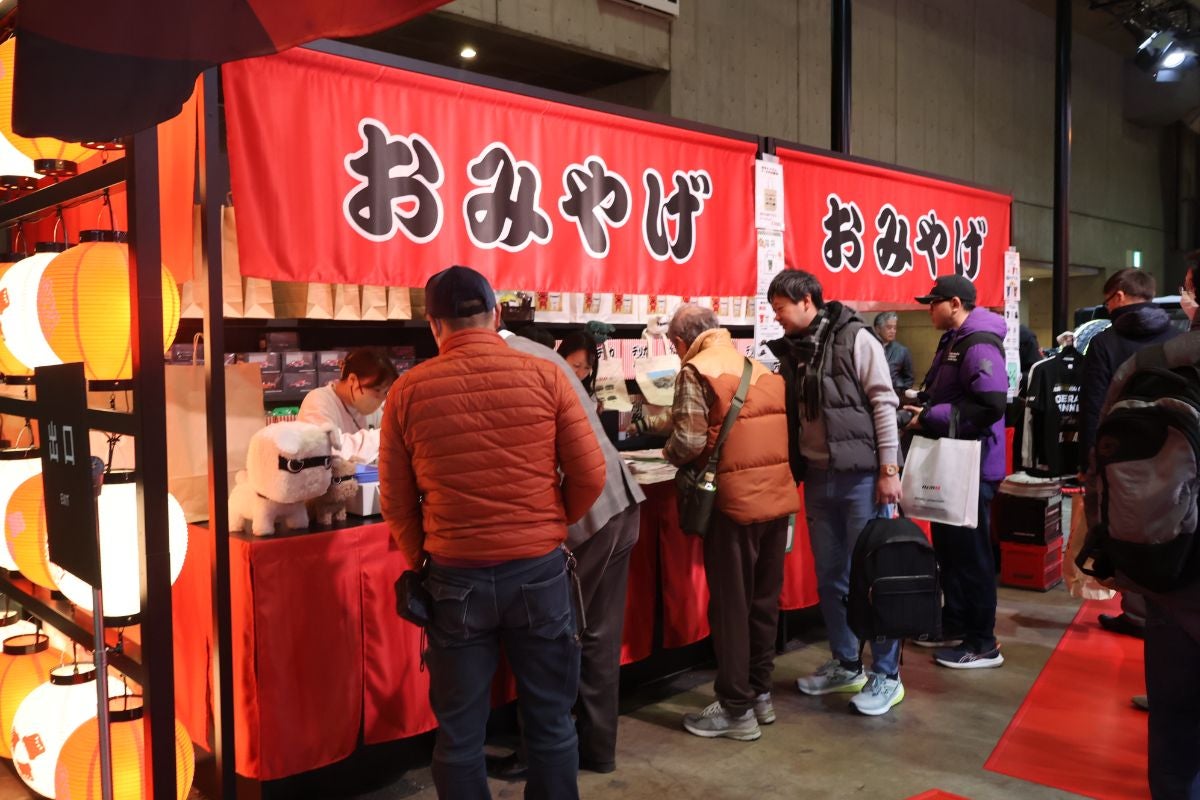 三菱の物販ブースもお祭り仕様