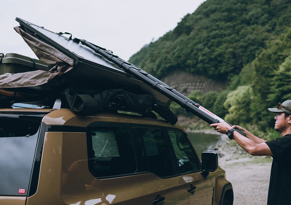 ルーフトプテントを展開している写真