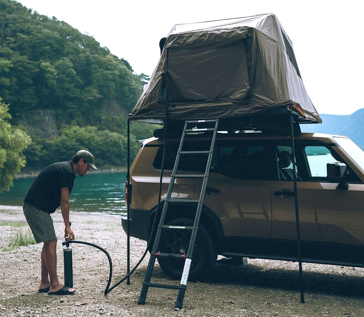 ルーフトップテントの空気を入れているシーン