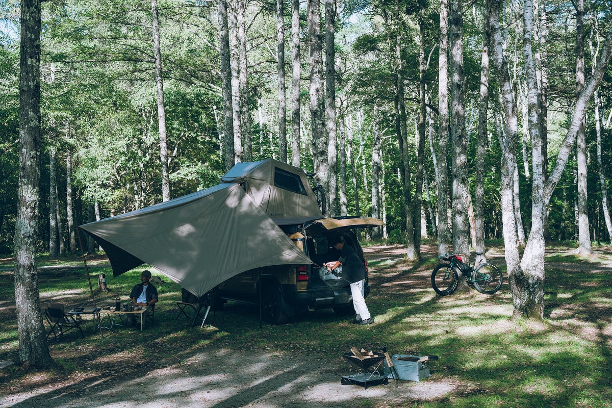 スノーピーク・ルーフトップテントとタープをセッティングしたクルマ