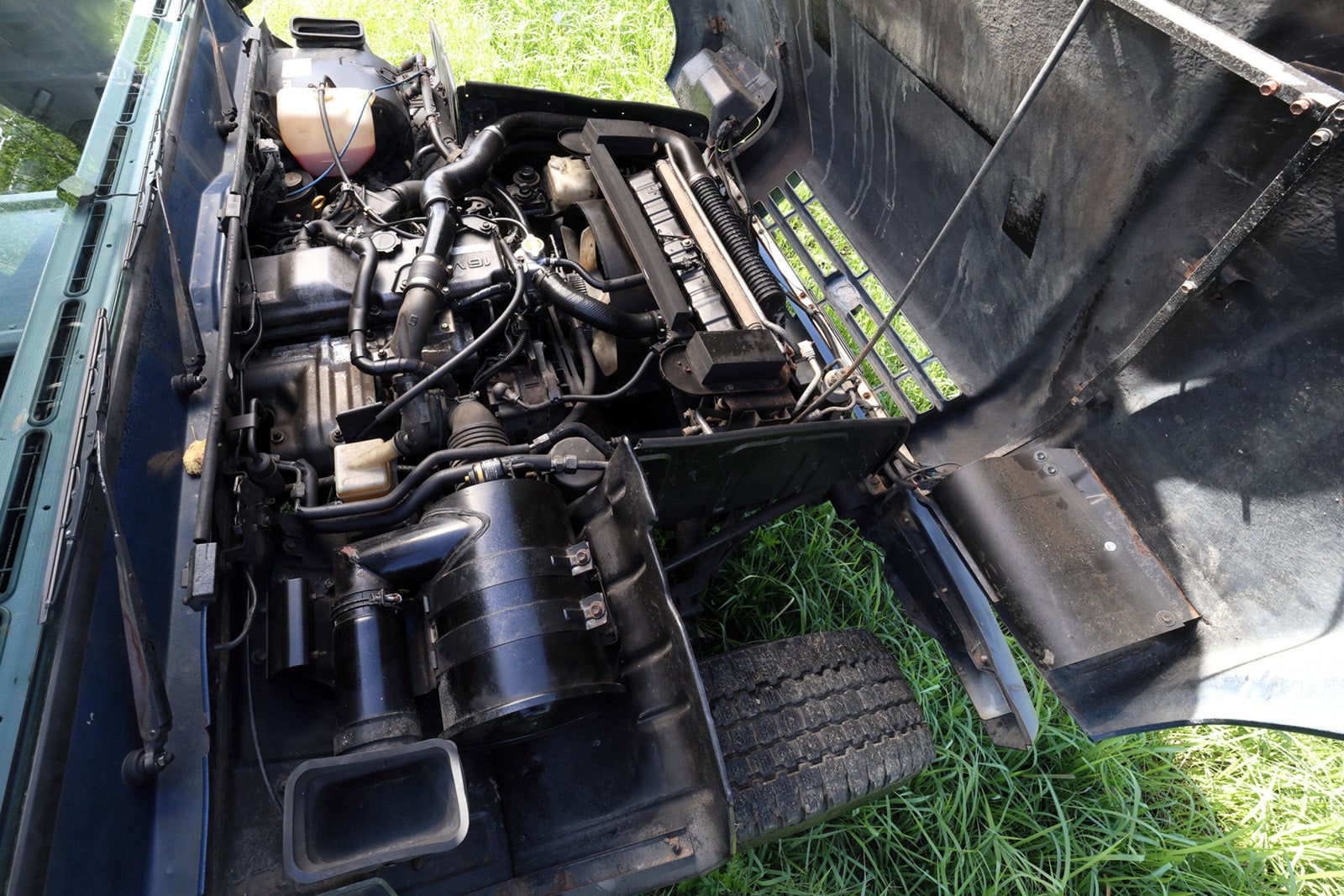 メガクルーザーのボンネット開状態のエンジンルーム。ディーゼルユニットのレイアウト