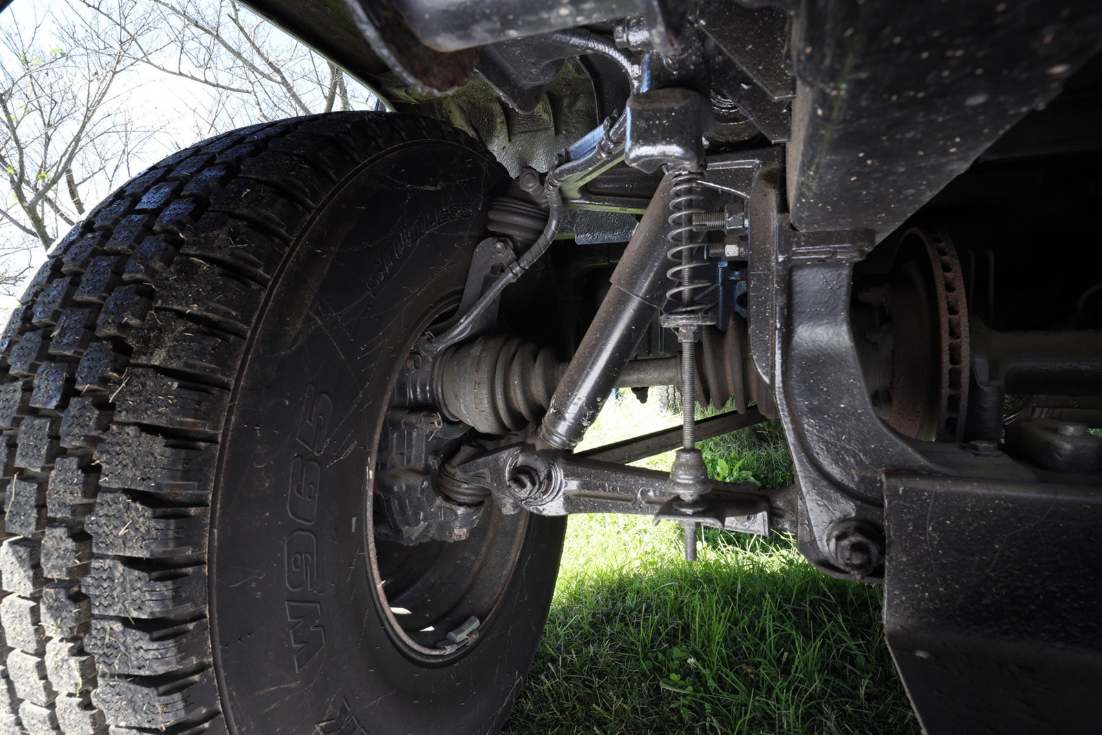 トヨタ・メガクルーザーのサスペンション構造。旧車レンタカーで体験する本格オフロード性能