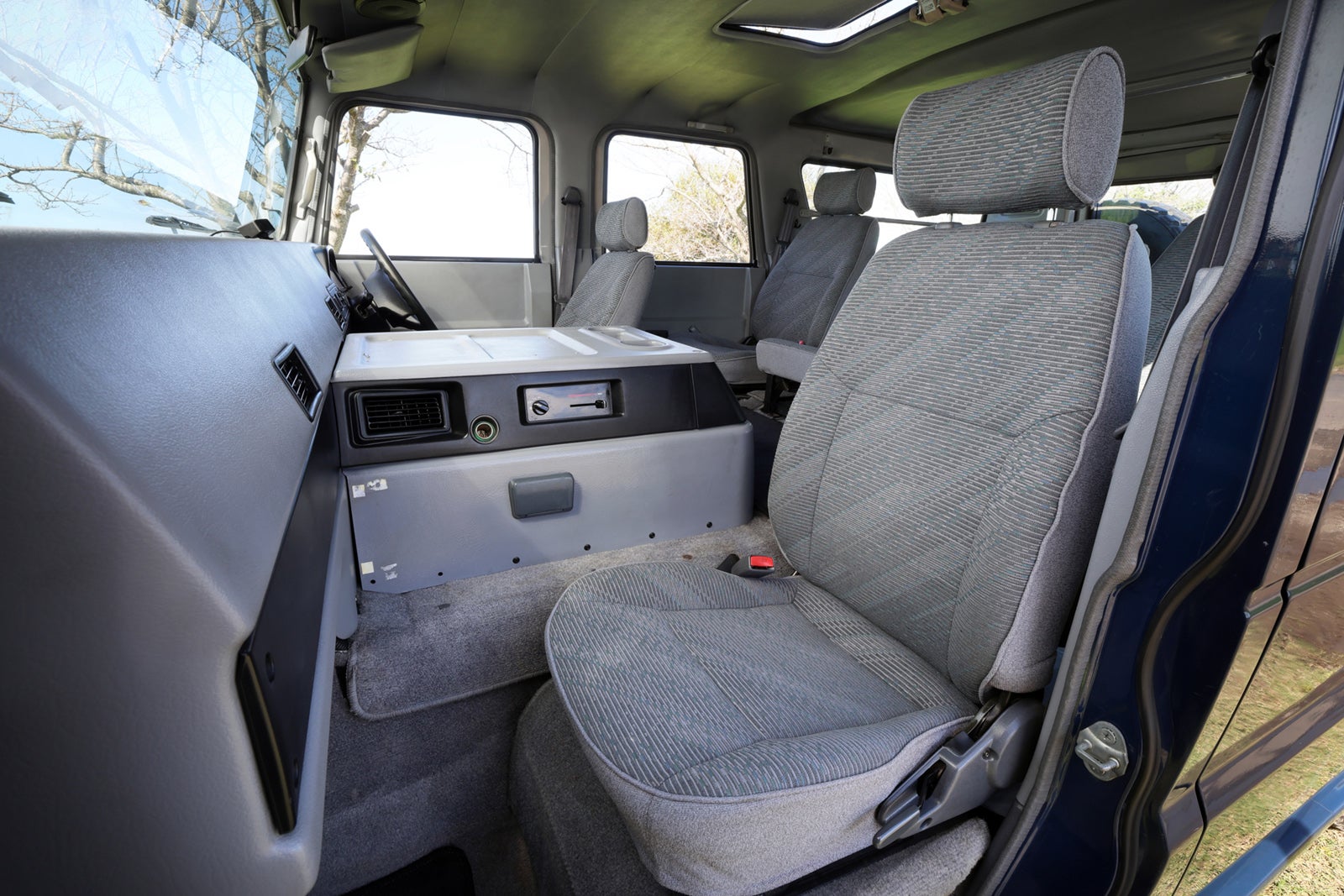 トヨタ・メガクルーザーの前席。旧車レンタカーで味わうシンプルなインテリア