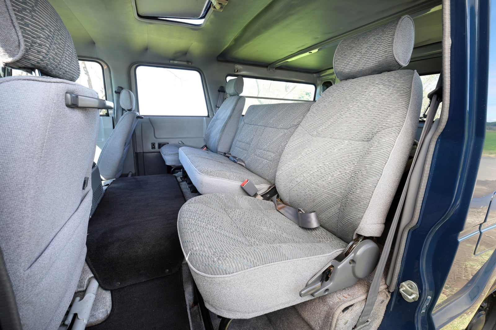 トヨタ・メガクルーザーの後部座席。広々とした旧車レンタカーの室内空間