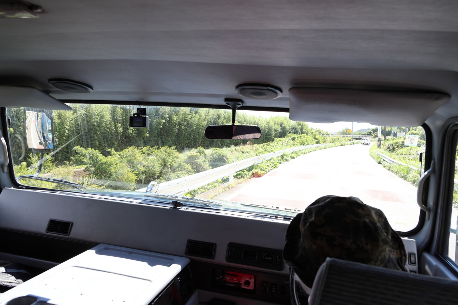 トヨタ・メガクルーザーのリアシートからの視界。旧車レンタカーで楽しむ迫力あるドライブ