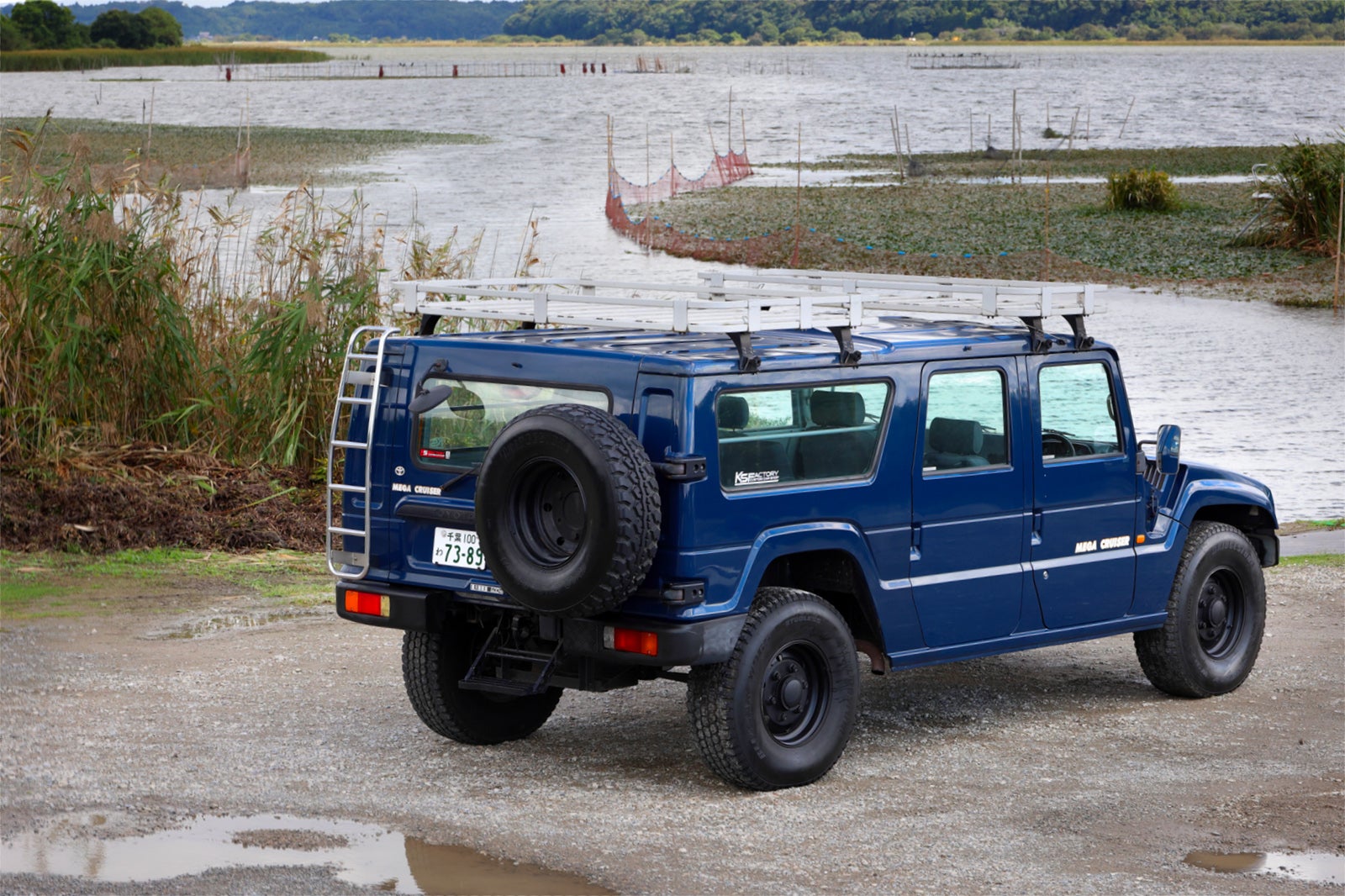 トヨタ・メガクルーザーのリア3/4外観。背面にスペアタイヤとラダーが付く