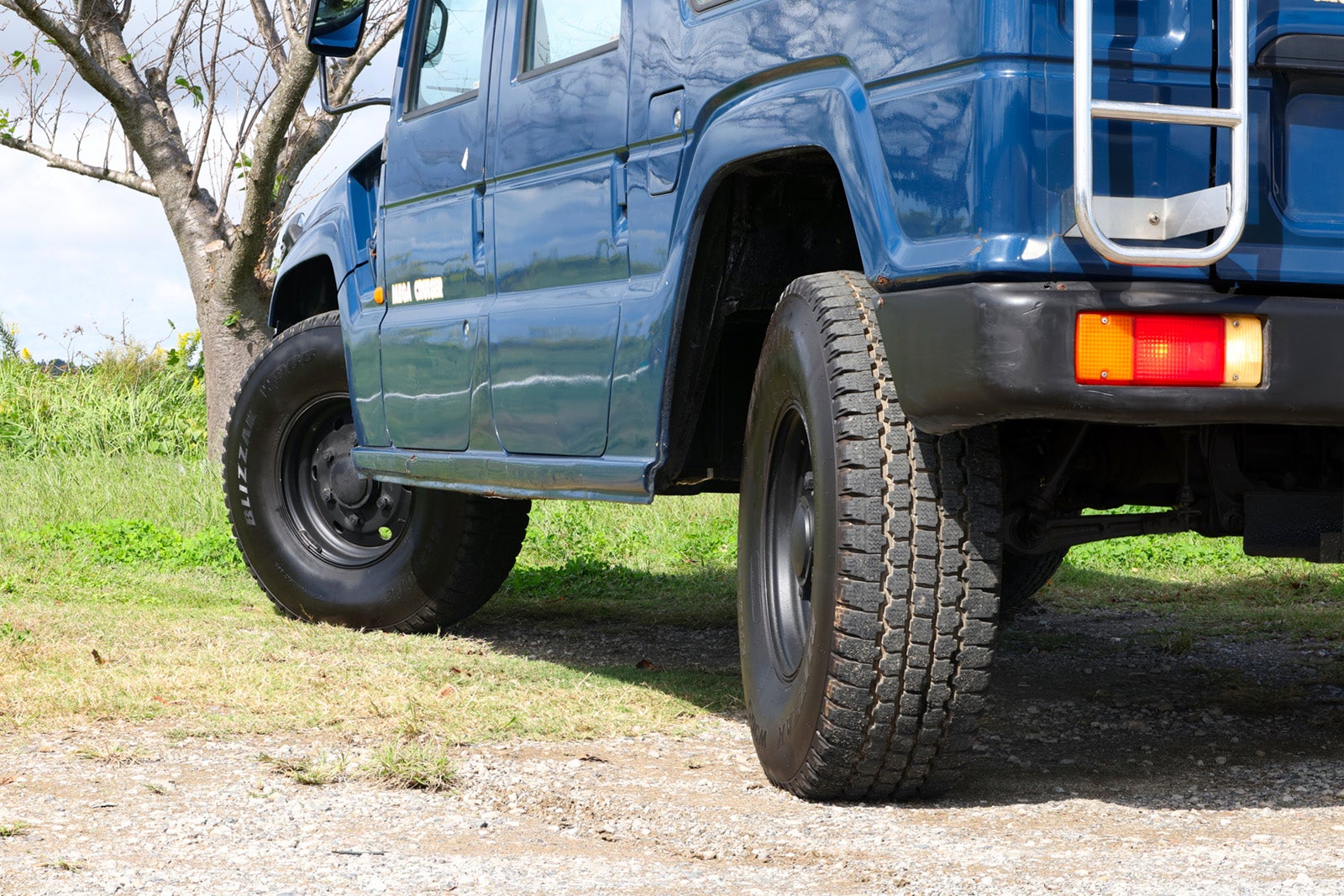 トヨタ・メガクルーザーのリアタイヤ周り。4WSが機能していることがわかる