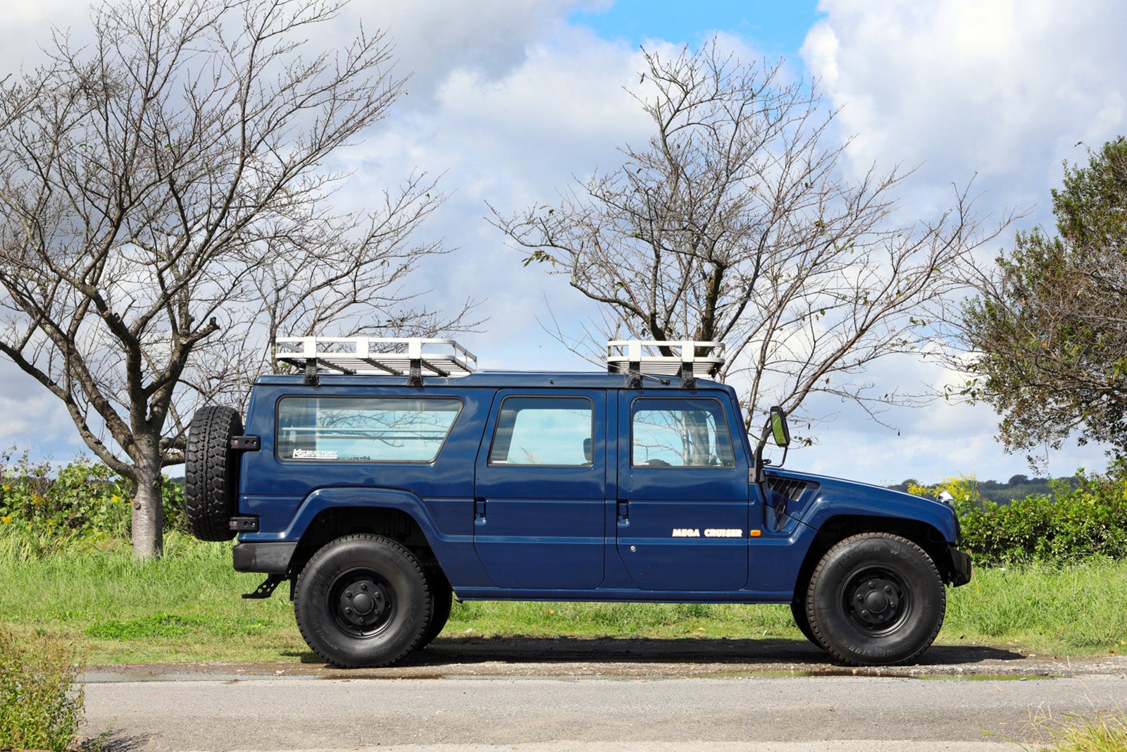 トヨタ・メガクルーザーのサイドビュー。希少な旧車レンタカーでアウトドアを満喫