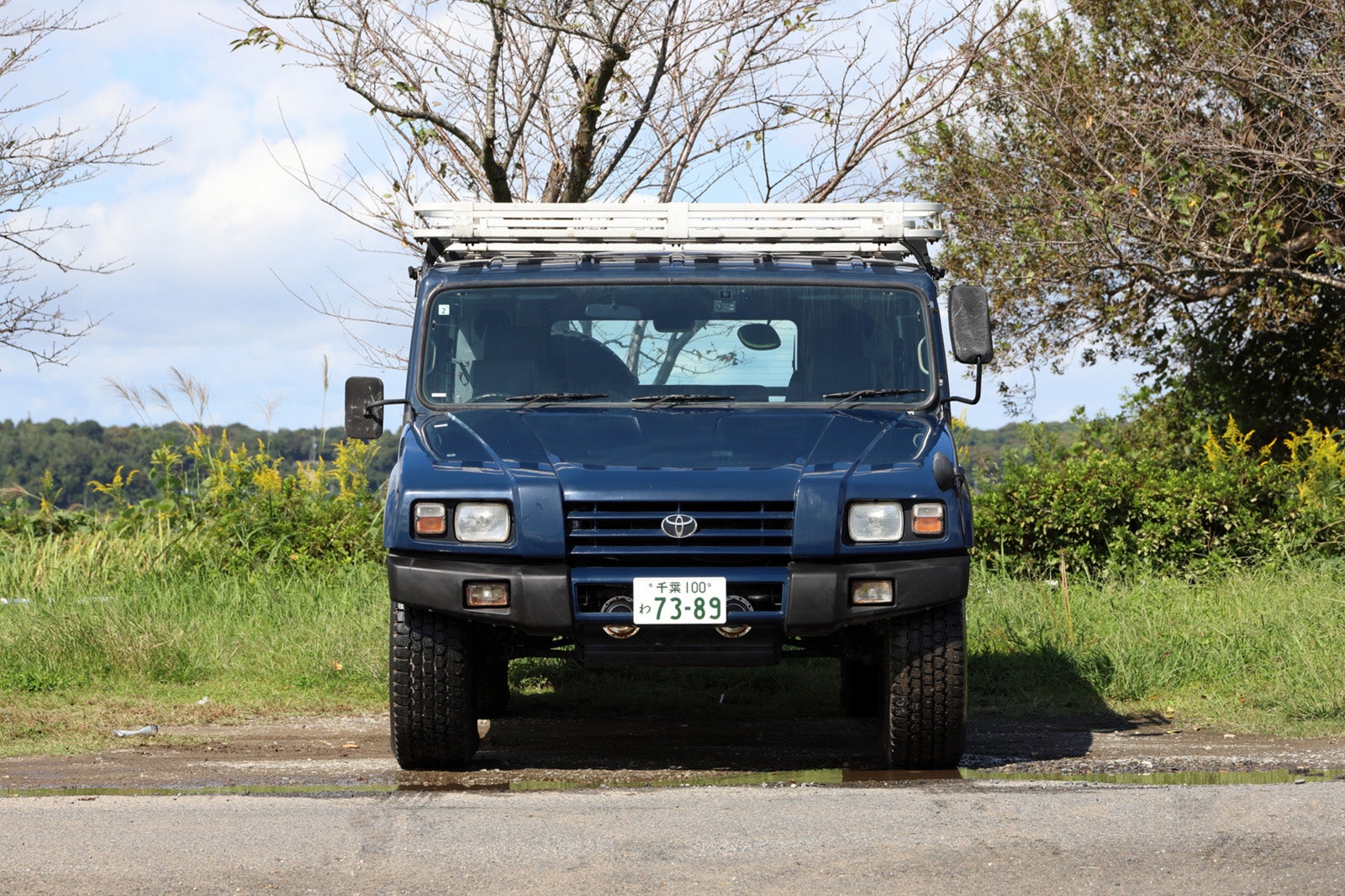 トヨタ・メガクルーザーのフロントビュー。大型SUVならではの重厚感