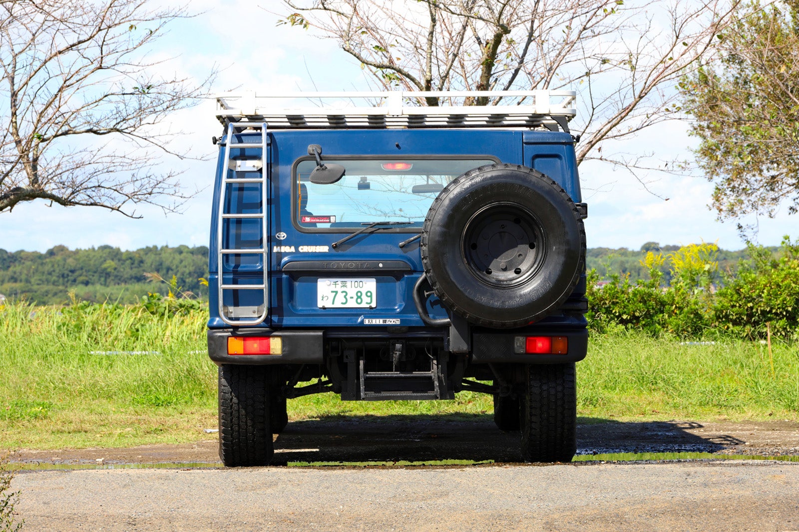 トヨタ・メガクルーザーのリアビュー。スペアタイヤ付きでオフロードにも対応