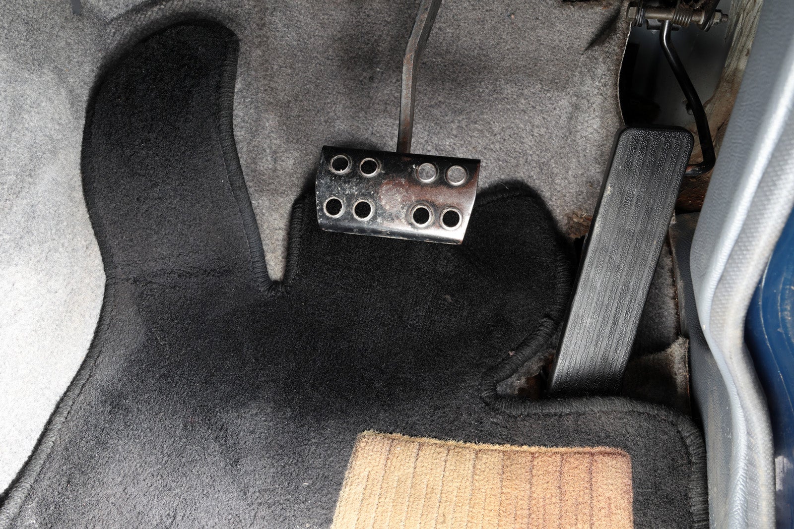 トヨタ・メガクルーザーのペダル周り。旧車レンタカーで体験する本格SUVの操作感