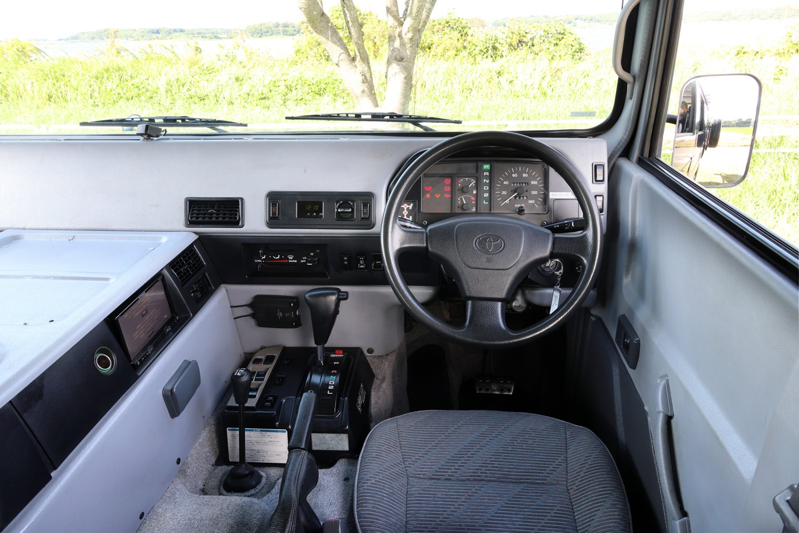 トヨタ・メガクルーザーの運転席とインパネ。直線基調の計器類