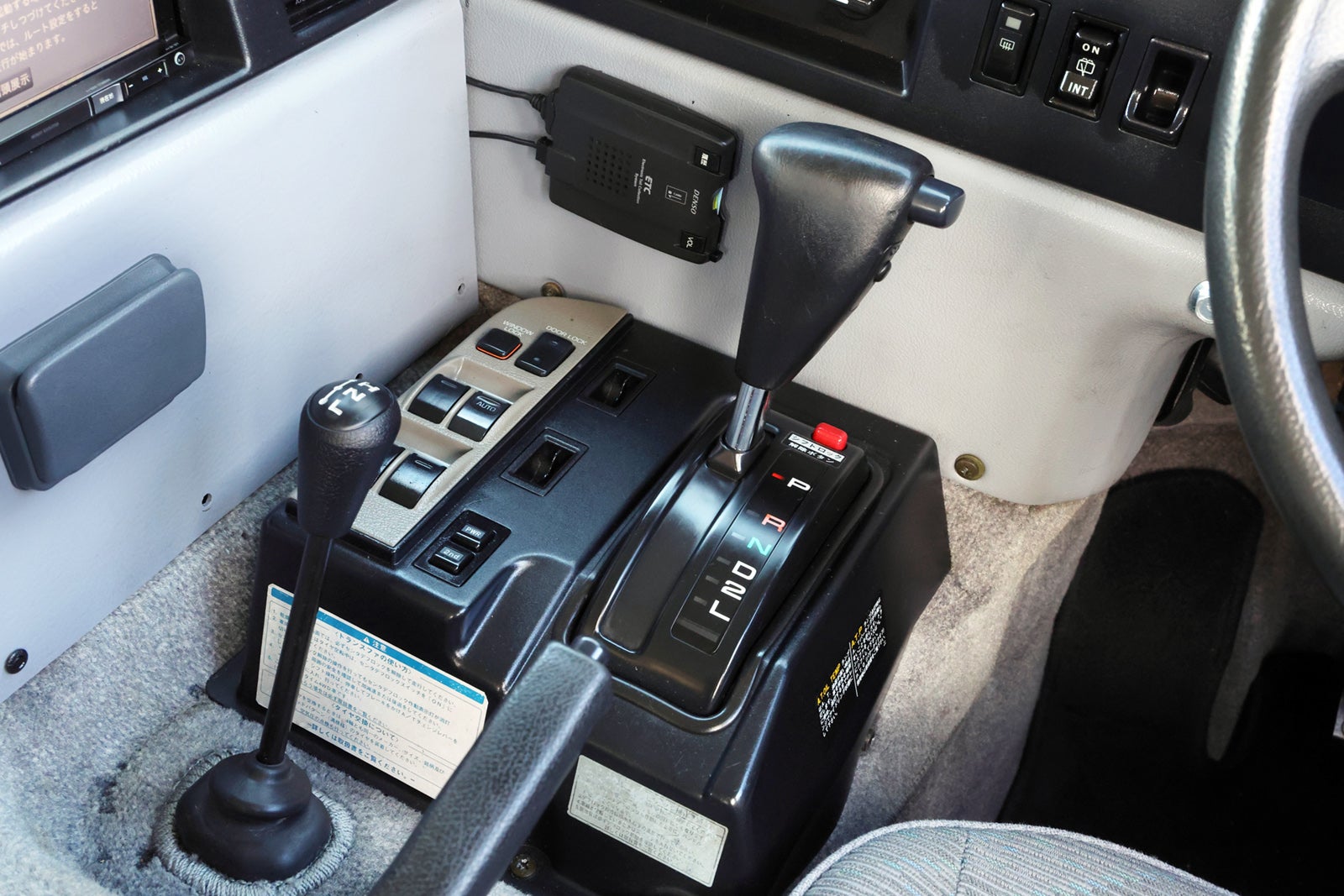 トヨタ・メガクルーザーの車内シフトレバー。旧車レンタカーで味わう本格操作感