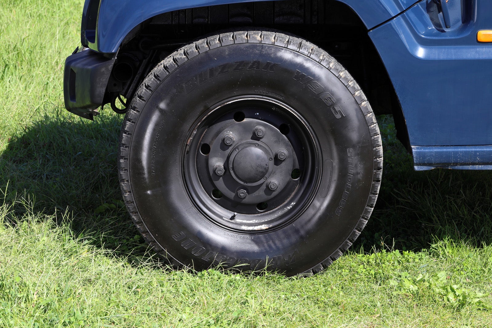 トヨタ・メガクルーザーのリアタイヤ周り。旧車レンタカーで楽しむ大型SUVの迫力