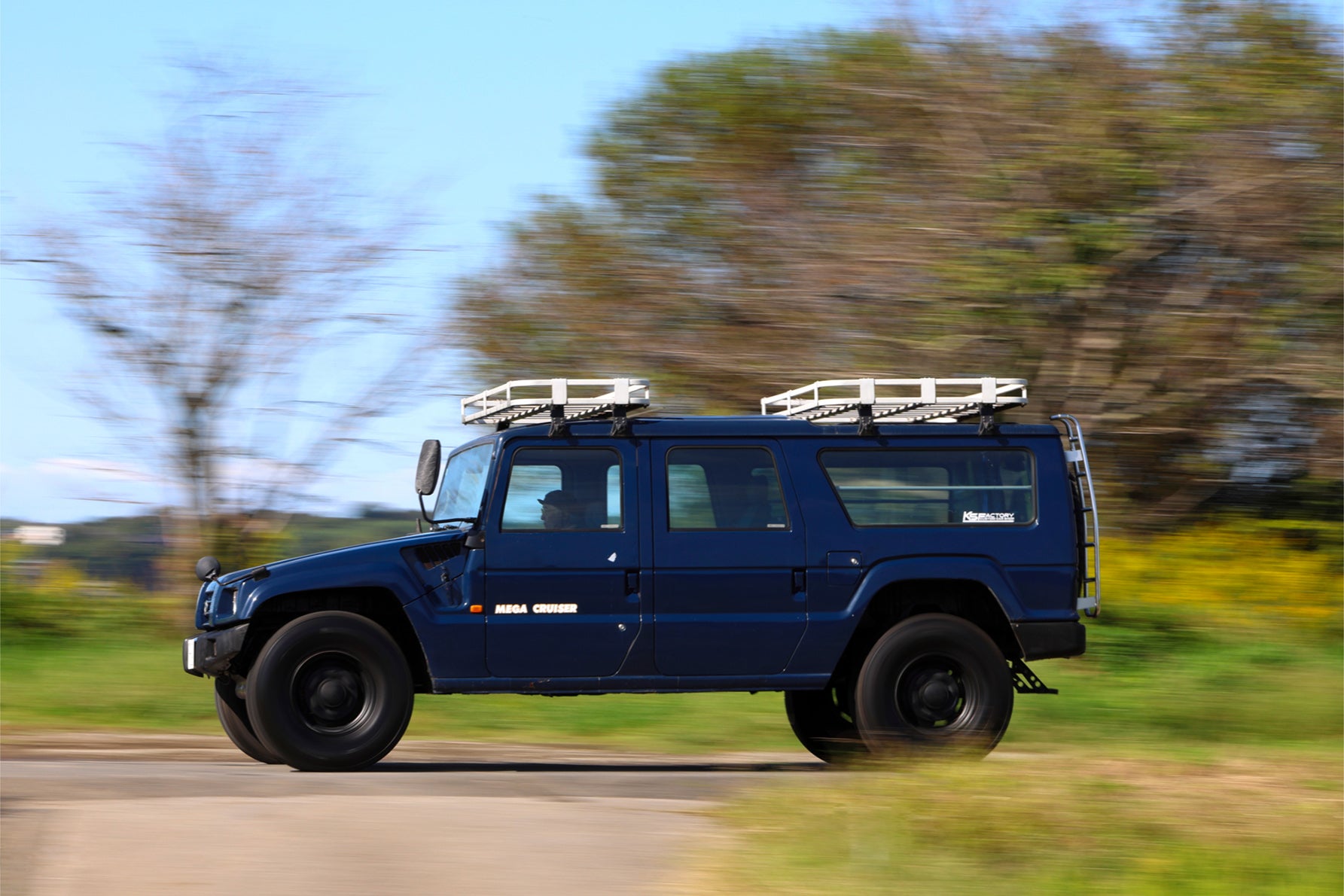 トヨタ・メガクルーザーの走行シーン｜旧車レンタカーで楽しむ超大型SUVの迫力