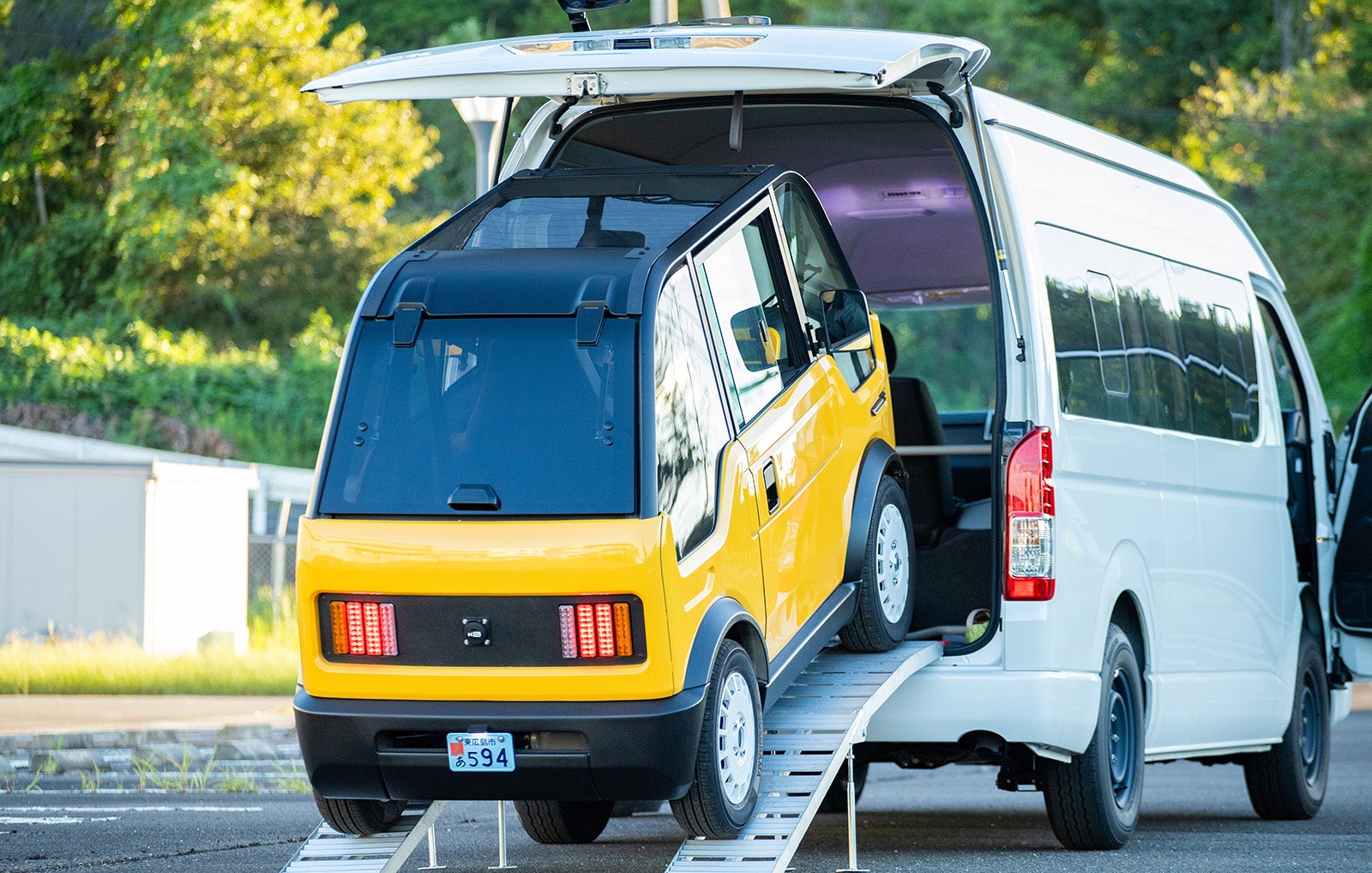 mibotをワンボックスカーに積み込んでいる様子